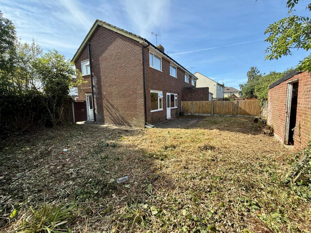 Lot: 11 - SEMI-DETACHED HOUSE FOR REPAIR WITH POTENTIAL TO EXTEND - Garden to side and rear